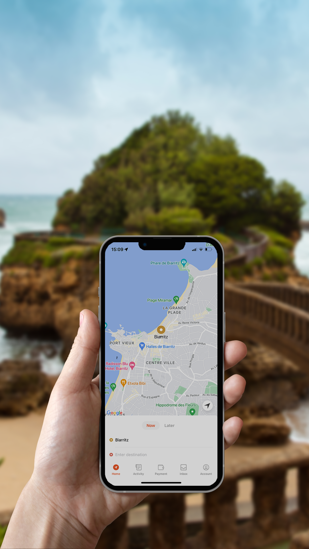 Personne sur son téléphone à Biarritz en train de consulter l'application Yuse